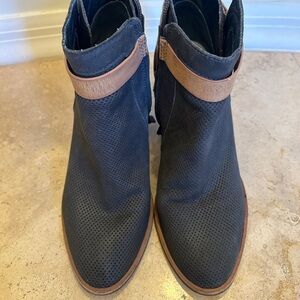 Dolce Vita short side zip booties Sz 7